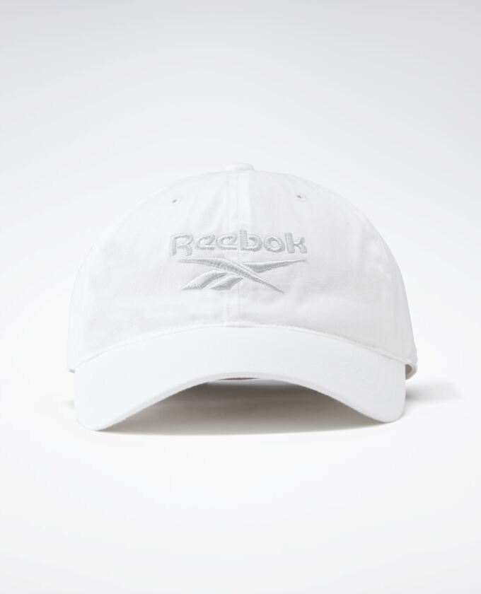 قبعة مزينة بشعار الماركة