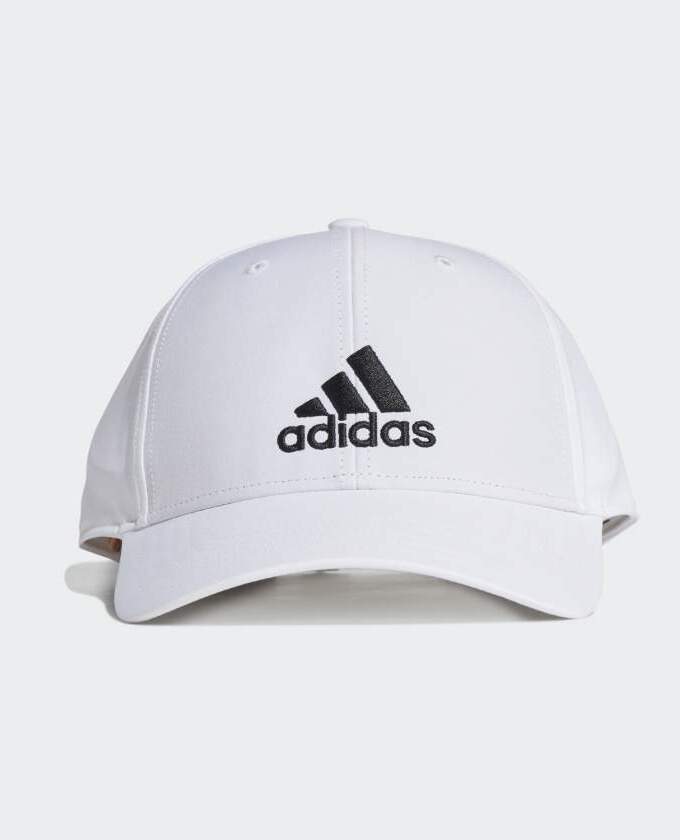 قبعة مزينة بشعار العلامة التجارية
